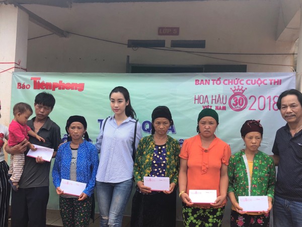 Hoa hậu Đỗ Mỹ Linh tham gia đoàn cứu trợ đồng bào miền Bắc bị mưa lũ