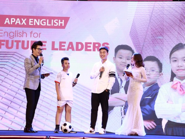 Đội trưởng U23 Việt Nam Lương Xuân Trường truyền cảm hứng học tiếng Anh cho các bạn nhỏ