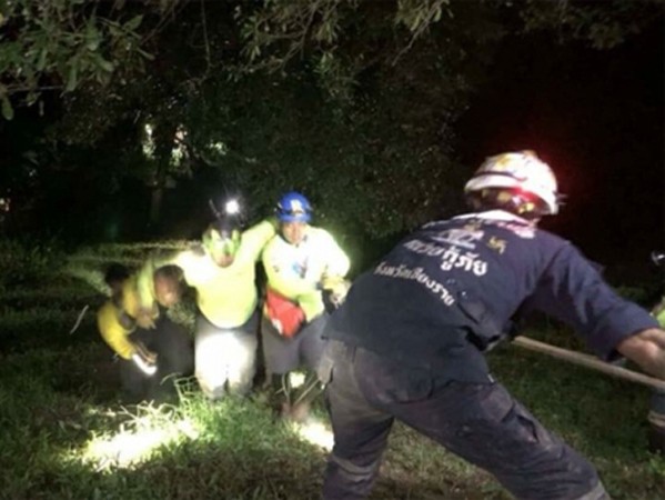 Xe chở đội cứu hộ đội bóng Thái Lan rơi xuống vách đá