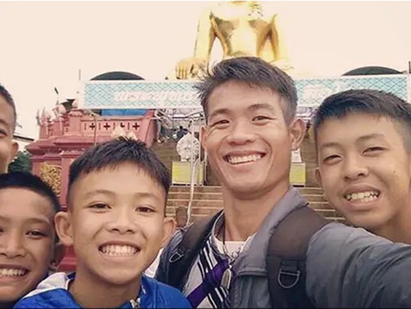 Tuổi thơ mồ côi sống trong chùa của huấn luyện viên đội bóng “nhí” Thái Lan