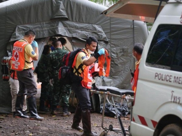 Vụ giải cứu đội bóng nhí Thái Lan: Thêm 3 cậu bé được đưa ra khỏi hang