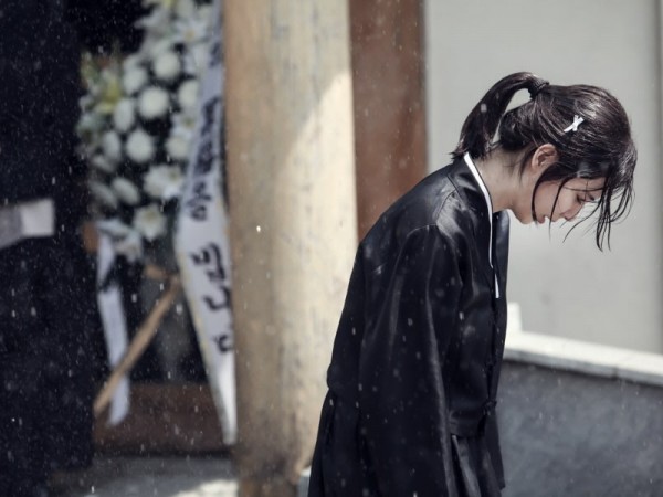 Không thể nhận ra Seohyun (SNSD) trong hình ảnh mới nhất của phim “Time”