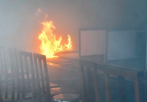 Cà Mau: Phòng tin học trường THCS bốc cháy, nhiều máy tính bị thiêu rụi