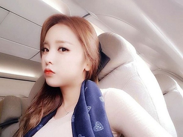 Nữ ca sĩ Hàn Quốc gặp rắc rối vì gương mặt khác ảnh hộ chiếu