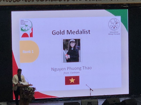 Nữ sinh Việt Nam được tôn vinh với số điểm cao nhất tại Olympic Sinh học quốc tế 2018