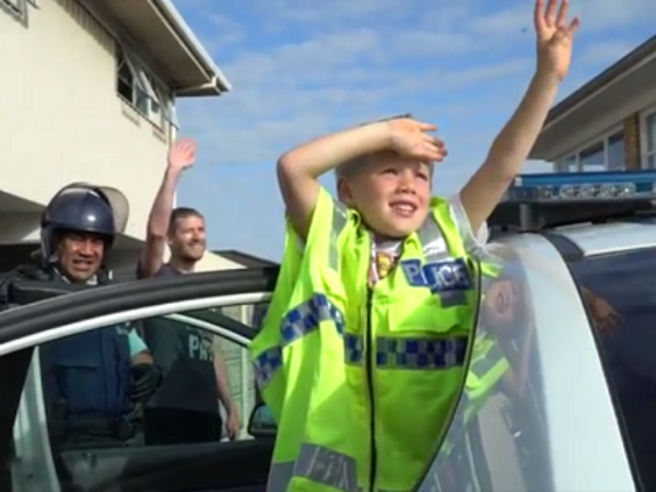 Cái kết bất ngờ cho cậu bé 5 tuổi gọi điện tới đồn cảnh sát để... mời dự sinh nhật
