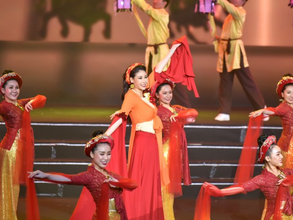 Hà Kiều Anh mặc áo tứ thân, biểu diễn đêm gala hội ngộ các Hoa hậu Việt Nam từng thời kỳ