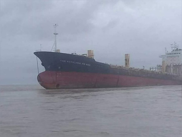 Tàu "ma" dạt vào bờ biển Myanmar sau 9 năm mất tích