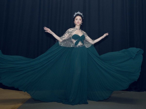Hương Giang thay 2 bộ váy lộng lẫy, tự tin biểu diễn tại Chung kết Miss Tiffany Thái Lan
