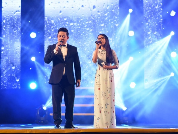 Phương Mỹ Chi diện áo dài nữ tính, hát trong liveshow của ca sĩ Quang Lê