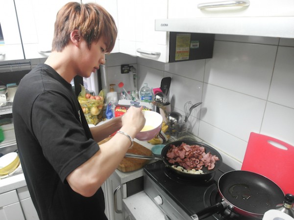 Nhờ tài nấu ăn của Jin (BTS), mà Jimin đã thay đổi cả thói quen ăn uống