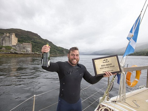 Bơi quanh nước Anh suốt 100 ngày, người đàn ông phá vỡ kỷ lục thế giới