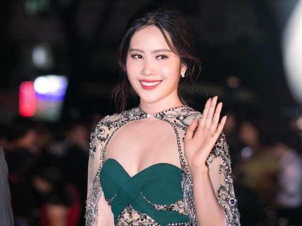 Dàn người đẹp đổ bộ thảm đỏ Hoa hậu Việt Nam, thế nhưng người chiếm spotlight lại là Nam Em