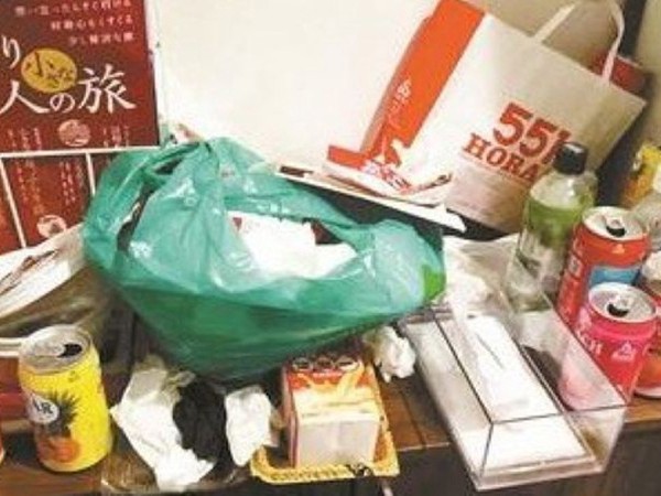 Thuê phòng trong 5 ngày, nhóm khách Trung Quốc để lại "núi rác" xộc mùi hôi thối