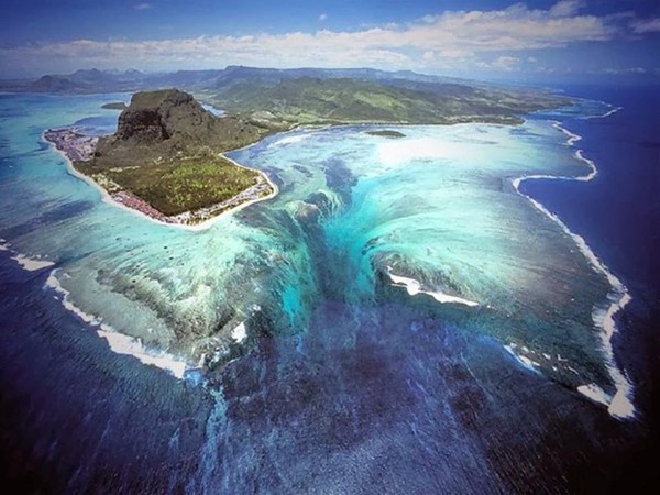 Vẻ đẹp ma mị của thác nước dưới đáy biển “đánh lừa” thị giác