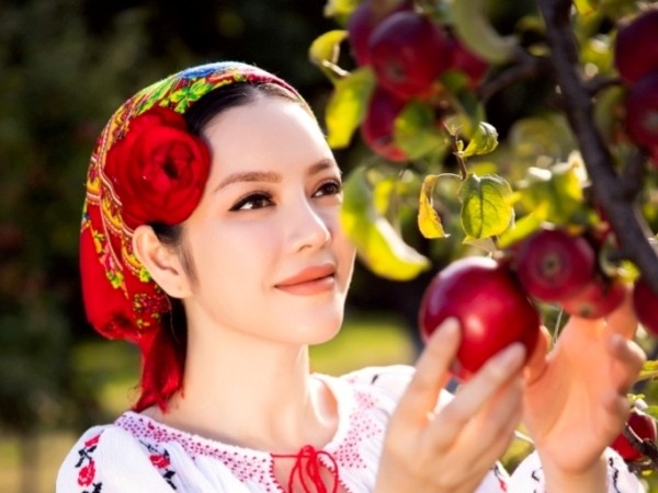 Lý Nhã Kỳ khác lạ trong trang phục truyền thống của Romania