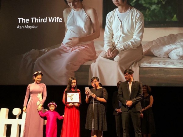 Maya cùng con gái lên nhận giải "Phim xuất sắc nhất châu Á" tại LHP Toronto