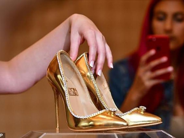 Chiêm ngưỡng đôi giày đắt nhất thế giới giá 17 triệu USD