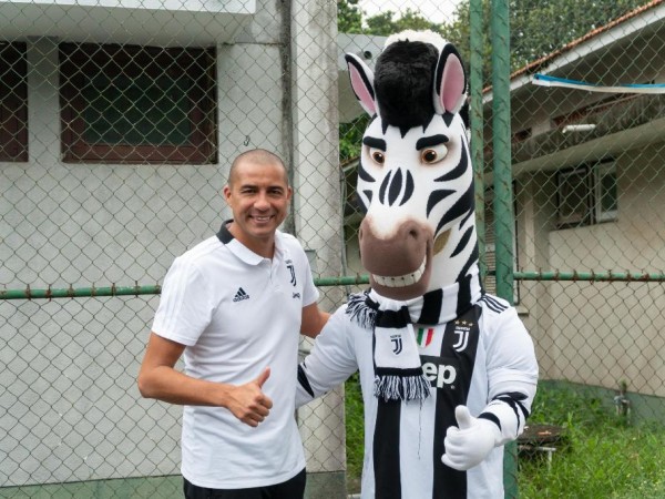 Danh thủ David Trezeguet của CLB Juventus đến thăm làng trẻ em SOS ở TP.HCM