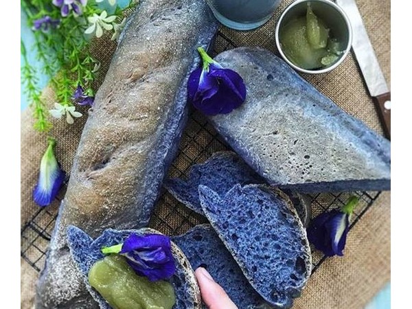 Sốt “xình xịch” bánh mì màu xanh Baguette hoa đậu biếc