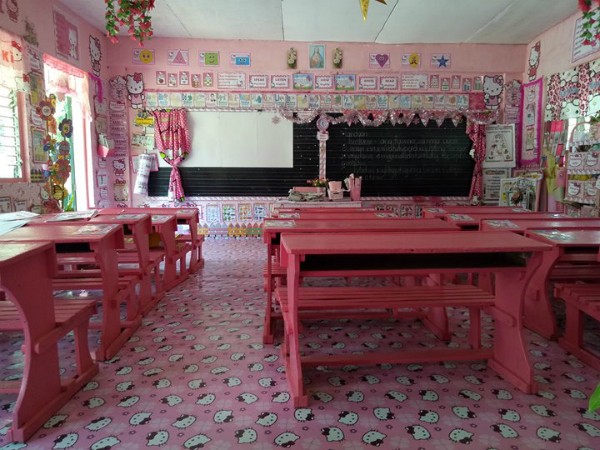 Cô giáo biến lớp học tẻ nhạt thành căn phòng hồng rực phong cách Hello Kitty