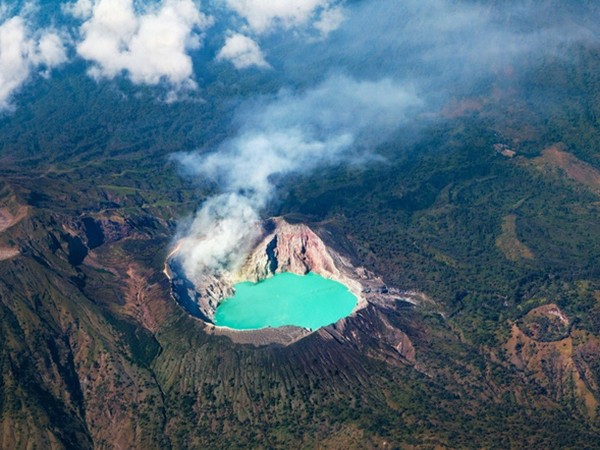 Cô gái trẻ và chuyến hành trình khám phá miệng núi lửa kỳ ảo ở Indonesia