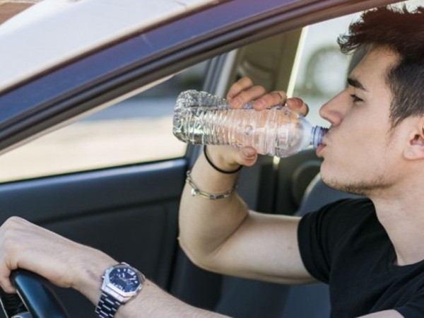 Thói quen để chai nước lọc trong ô tô tưởng như vô hại nhưng có thể gây chết người