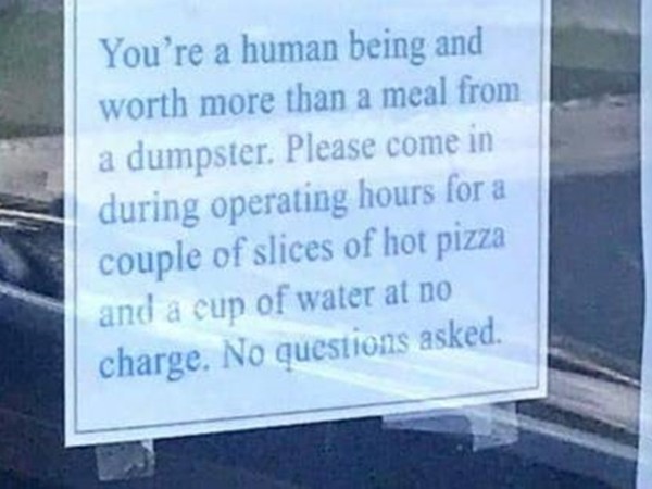 Tờ giấy dán trên cửa tiệm pizza được chia sẻ chóng mặt, vì một lý do ấm áp