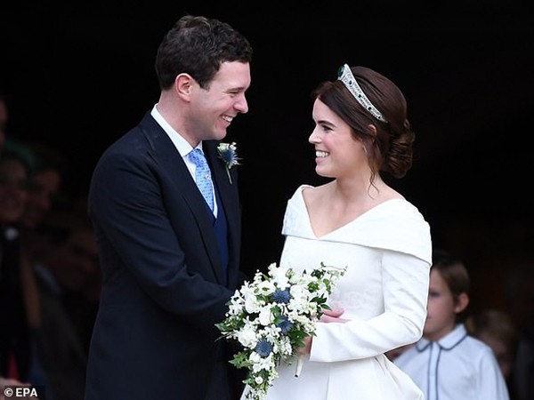 Sự trùng lặp kỳ lạ sau khoảnh khắc "ngượng chín mặt" của chú rể trong đám cưới hoàng gia Anh
