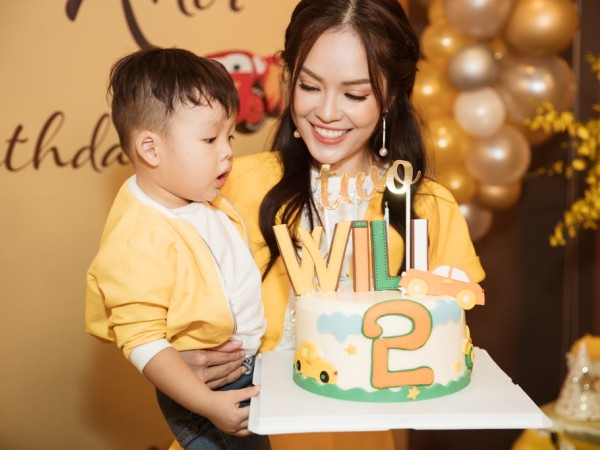 Dương Cẩm Lynh hạnh phúc tổ chức tiệc sinh nhật cho mình và con trai