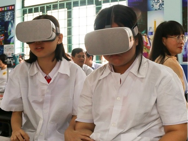 TPHCM: Teen Lê Quý Đôn khoe sự “quý tộc” bằng cách sử dụng công nghệ thực tế ảo trong lớp học 
