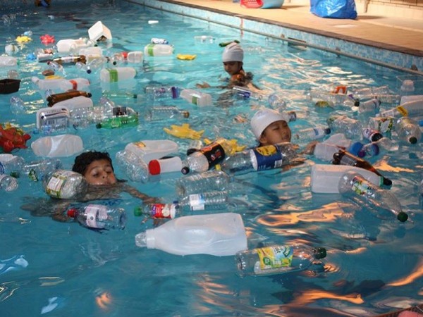 Teen bơi trong chiếc hồ "dơ nhất thế giới" để hiểu thế nào là trách nhiệm