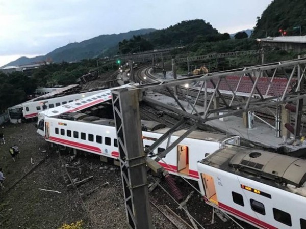 Tàu hỏa trật đường ray ở Đài Loan, 22 người thiệt mạng