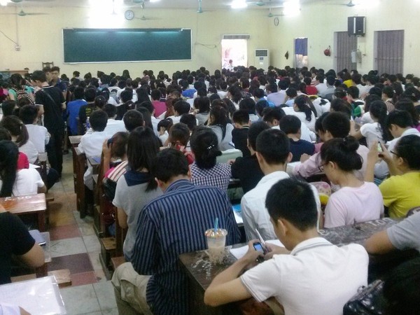 Tuyển sinh vào lớp 10 THPT tại Hà Nội: Teen sốt sắng học thêm vì môn thi thứ tư