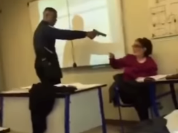 Clip khiến nước Pháp rúng động: Nam sinh gí súng vào đầu cô giáo bắt sửa sổ điểm danh