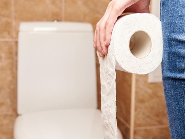 Nếu bạn thường lót giấy lên toilet công cộng để ngồi cho sạch hơn, thì ngừng ngay nhé!