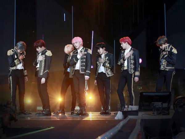 Bá đạo như fan nhà BTS: Đóng hộp cả không khí buổi concert để mang bán