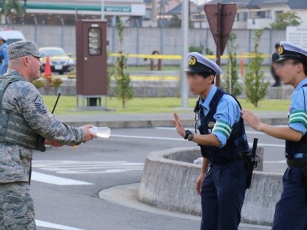 Bức ảnh cảnh sát Nhật từ chối nhận 2 chai nước từ binh lính Mỹ gây tranh cãi 