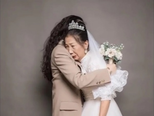 Cô con gái mặc vest để cùng người mẹ hơn 60 tuổi chụp ảnh cưới khiến dân mạng xúc động