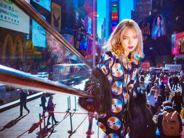 Bộ ảnh Châu Bùi siêu “chất và cool” trong trang phục MOSCHINO [TV] H&M chụp tại quảng trường Thời Đại