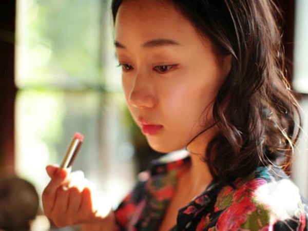 Con gái Hàn Quốc vứt đồ make up, phản đối quan niệm "đẹp hoàn hảo"