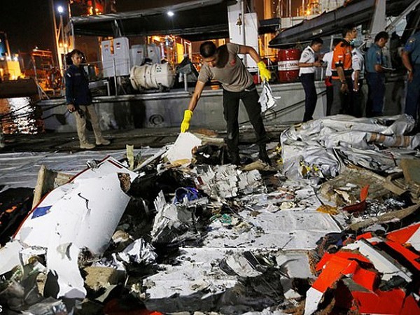 Một vụ đánh bom khiến máy bay của Indonesia rơi xuống biển?