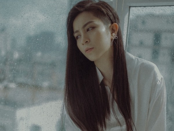 Gil Lê lạ lẫm để tóc dài trong MV mới buồn não lòng hát về chuyện tình đã qua