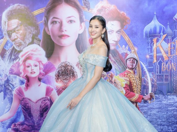 Hoa hậu Tiểu Vy diện đầm lộng lẫy như công chúa trong buổi ra mắt phim mới