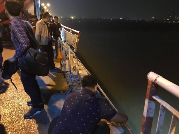 Hà Nội: Ô tô rơi khỏi cầu Chương Dương, nghi có vài người mắc kẹt trong xe