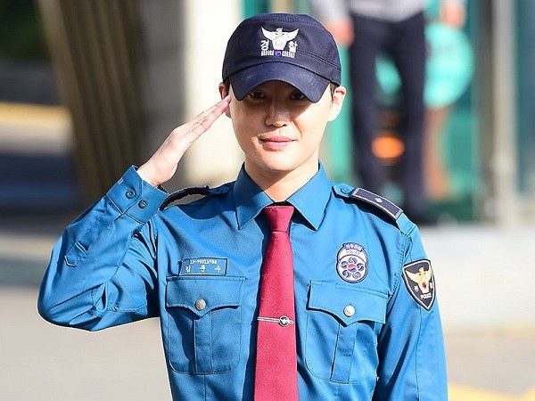 Kim Junsu (JYJ) xuất ngũ, cả sở cảnh sát bịn rịn không nỡ rời xa