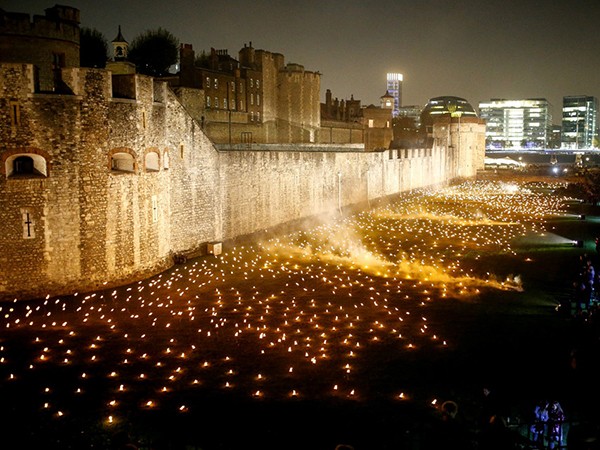 Anh: Tháp London rực sáng với 10.000 ngọn lửa kỷ niệm Thế chiến thứ 1