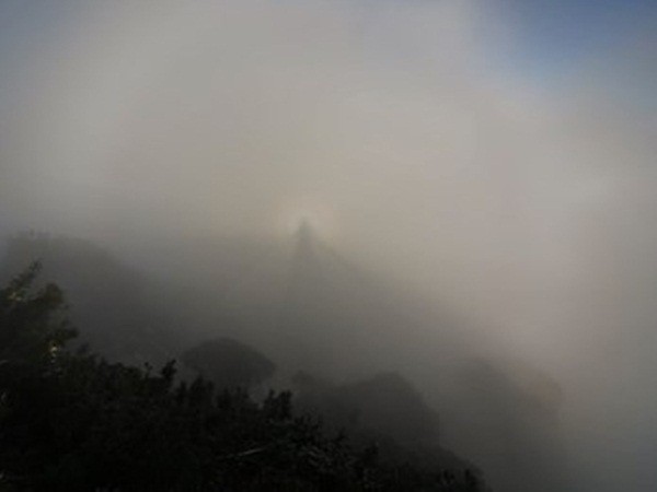 Xôn xao hiện tượng ánh sáng kỳ ảo xuất hiện trên đỉnh Fansipan
