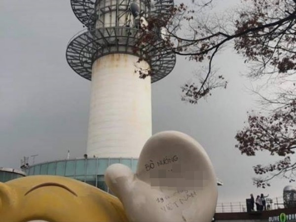 Lại xuất hiện dòng chữ tiếng Việt tại tháp Namsan, Hàn Quốc khiến dân mạng bức xúc