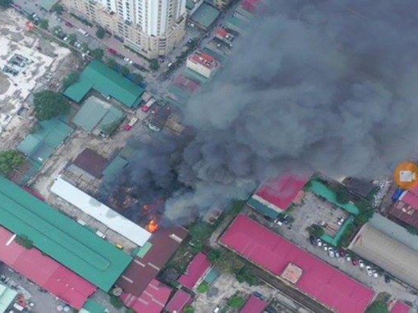 Hà Nội: Cháy lớn tại kho chứa hàng rộng 1.000m2 gần Bến xe Nước Ngầm